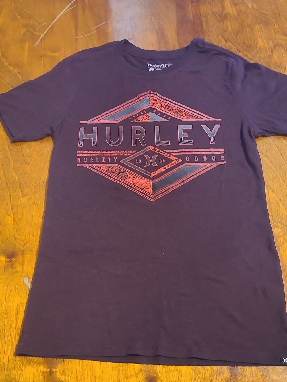 Hurley Short-Sleeve Graphic Tee in Dark Maroon with Red Print